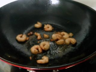 6、营养早餐之自做酸奶系列,锅中放油，大蒜炒出香味，加入虾翻炒至八成熟。