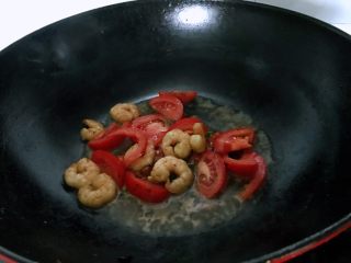 7、营养早餐之自做酸奶系列,放西红柿翻炒均匀。