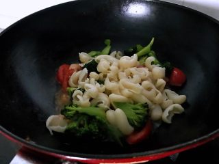 9、营养早餐之自做酸奶系列,加入煮熟的面。放番茄酱，盐，炒匀，出锅。