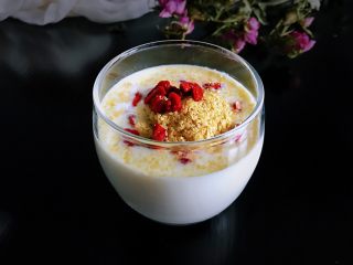 12、营养早餐之自做酸奶系列,放入枸杞。