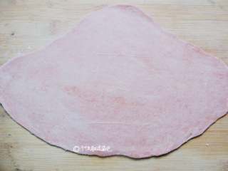 4、炸猫耳朵,擀成1mm薄片就行