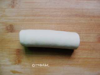 7、炸猫耳朵,用保鲜膜包好，放到冰箱冷冻30分钟