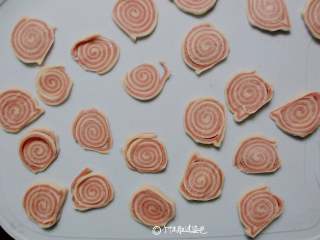 8、炸猫耳朵,冷冻主要是为了更好切片，拿出来切薄片