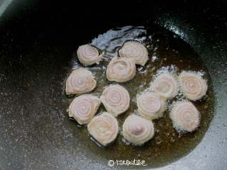 9、炸猫耳朵,放入锅里油炸，小火慢炸，均匀上色，发黄变色即可捞出