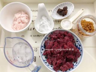 1、自制牛肉丸,把买回来的牛肉先处理一下，有筋膜的部位都要除去，以免用机器打肉的时候不好打，处理好后，冲洗干净，切成小块备用，还有肥肉也一并洗干净，切成小块备用，然后先把所需要用到的材料都先准备好