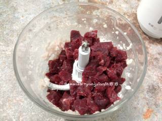 2、自制牛肉丸,先把肥肉放进绞肉机中绞碎，（加了肥肉的牛肉丸会比较油润，但是油而不腻）再把切好的牛肉放入绞肉机中用高速把肉打碎，大概打30秒，少量多次搅打，搅打的更细腻，一次不可搅打太多