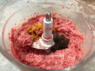 8、自制牛肉丸,加入配方中的沙茶酱和少许蒜头酥