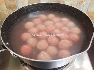 12、自制牛肉丸,将所有肉浆都挤完，这时可重新开炉火