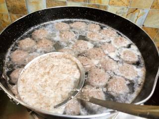 13、自制牛肉丸,煮开后丸子浮起就熟了，煮的过程有浮沫用网勺把浮沫撇掉，事先品尝了一个，满满的牛肉味特别的香