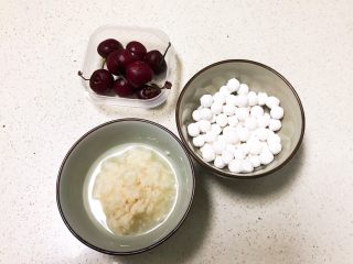 1、醪糟樱桃小圆子,准备食材:醪糟,小圆子(另有食谱),大樱桃