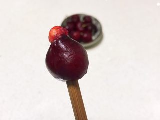 2、醪糟樱桃小圆子,把大樱桃清洗干净,用筷子把樱桃籽顶出去