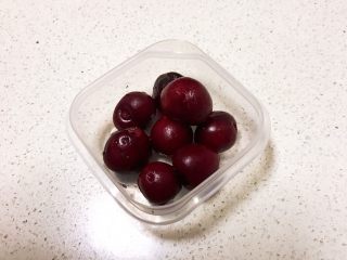 3、醪糟樱桃小圆子,所有的樱桃都把籽去掉