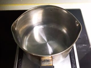 4、醪糟樱桃小圆子,煮锅放入冷水