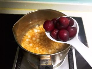 11、醪糟樱桃小圆子,加入大樱