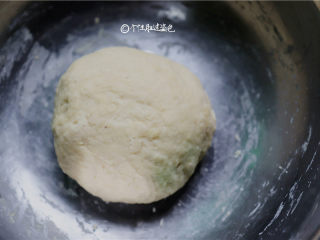 1、炸麻叶,在准备好的容器里打入全蛋，进行手工顺时针搅拌；在搅拌过程中加入黑芝麻继续搅拌；加入少量盐，继续打至泡沫充盈即可；加入面粉开始和面，和至图片上这样即可，然后醒大约15分钟就可进入下一步骤。