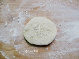 2、炸麻叶,和面的时候忘记放芝麻了，所以醒发好的面加了一把芝麻擀进去