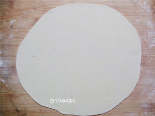 3、炸麻叶,把醒好的面团用擀面杖擀成大薄片。