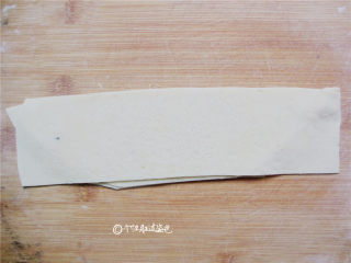 4、炸麻叶,擀好后，把面皮切成四条落在一起