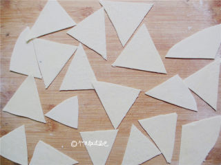 5、炸麻叶,然后依次切成三角形或菱形块都可以