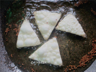 6、炸麻叶,锅里倒入油，油八成热时下入面片，炸至两面金黄即可，又香又脆， 凉凉后放入塑料袋并密封好，吃上十天八天不是问题，