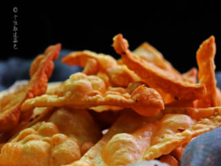 7、炸麻叶,麻叶色泽金黄，酥脆味香，因外形似叶子，上面布满芝麻，故称“麻叶