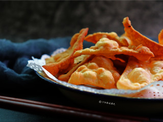 8、炸麻叶,麻叶是面食经油炸制成，口味分咸、甜两种，在和面时加盐或糖，口味有点像新疆的馓子。