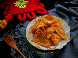 11、炸麻叶,炸麻叶闻着香味，这就是我记忆中的年味。现在的零食再多我对年的记忆总是停留在这个麻叶上，其实吃只是其一，留在心底的总是童年的记忆，美好而真实。