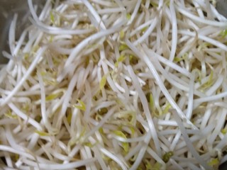 1、麻辣香锅,洗净豆芽菜