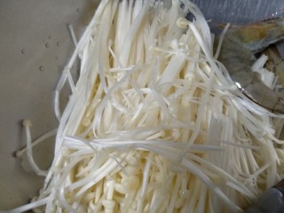 2、麻辣香锅,金针菇去根，洗净