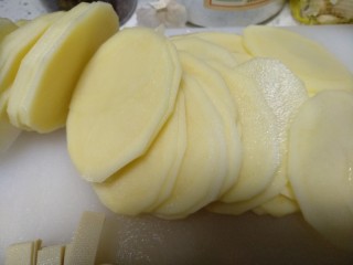 3、麻辣香锅,土豆切片