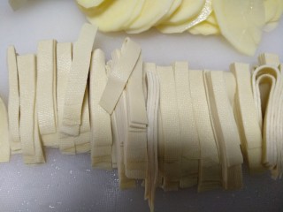 4、麻辣香锅,豆腐皮切丝