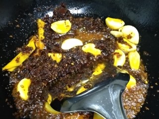 8、麻辣香锅,小火炒制底料出油，加葱姜蒜爆锅