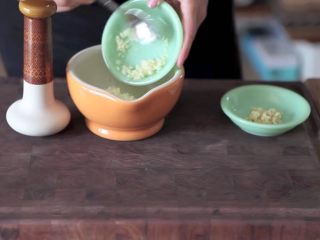 1、自制烤沙爹牛肉串，撸串在家撸！,将切好的洋葱丁、蒜末、姜末、香菜末锤碎，如果没有工具的话其实把材料切碎就什么都不用做了哈哈