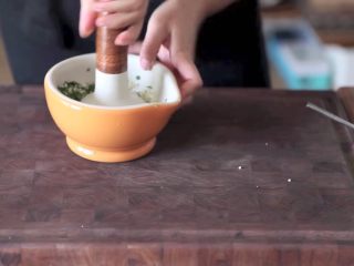 2、自制烤沙爹牛肉串，撸串在家撸！,把食材锤锤锤，让食材的汁都爆出来啊