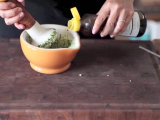 3、自制烤沙爹牛肉串，撸串在家撸！,过程中加入芝麻油混合