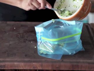 4、自制烤沙爹牛肉串，撸串在家撸！,将此混合物加入可重新密封的袋子中