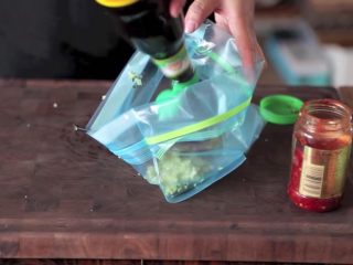 5、自制烤沙爹牛肉串，撸串在家撸！,在同一个袋子里，加入红辣椒酱、酱油、芝麻油，混合均匀