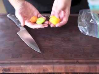 8、自制烤沙爹牛肉串，撸串在家撸！,选择你喜欢的辣椒，我喜欢这种黄色的哈巴罗胡椒，我也不知道为什么叫哈巴罗胡椒，反正就是晒一下进口辣椒嘿嘿