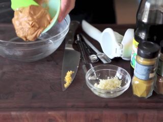 10、自制烤沙爹牛肉串，撸串在家撸！,在一个大碗里，加入花生酱、热水、大蒜、酱油、孜然、辣椒碎、咖喱粉