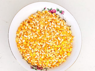 3、玉米渣粥,今天这道菜我用的是糯玉米渣