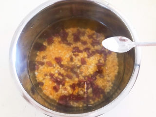 8、玉米渣粥,加入2克小苏打