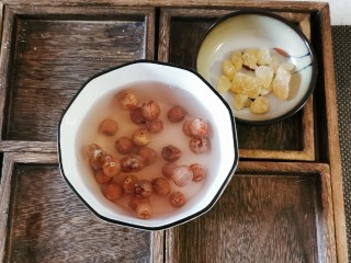 2、红枣银耳莲子汤,红莲子清水泡发 