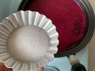 4、火龙果酸奶冻,放入小锅中，加糖