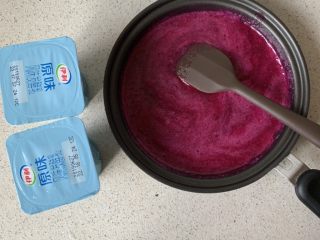 6、火龙果酸奶冻,离火，晾凉至手温