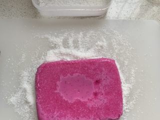 10、火龙果酸奶冻,倒扣在椰蓉上