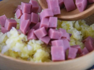 1、深夜食堂大叔的做法，真的超好吃,土豆趁热放入再倒入杂蔬。，余温烫软洋葱。