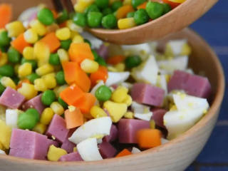 2、深夜食堂大叔的做法，真的超好吃,再倒入杂蔬。