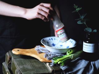 4、超好吃的烤肉配方 青椒烤羊肉/小羊排,撒入白胡椒粉