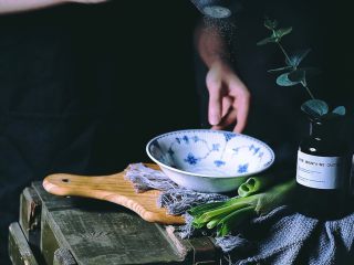 5、超好吃的烤肉配方 青椒烤羊肉/小羊排,放入盐