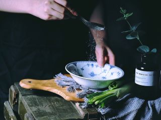 6、超好吃的烤肉配方 青椒烤羊肉/小羊排,放入味精